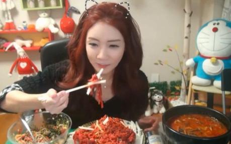 Une jeune femme asiatique gagne plus de 9000 $ par mois en mangeant ses repas en ligne!