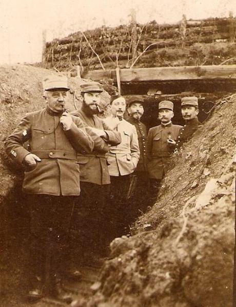 1915-05-05-Officiers à l’entrée des souterrains (Lt Maurice Denoncin 2ème  à gauche)
