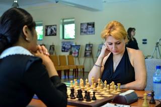 Partie d'échecs sauvage entre Elina Danielian et Nafisa Muminova - Photos © Alina L'Ami 
