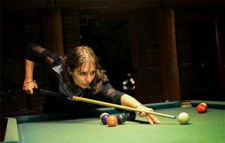 L'arbitre internationale des échecs Marika Japaridze montre ses qualités au billiard - Photos © Alina L'Ami 