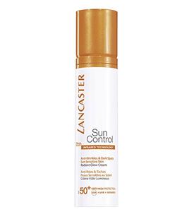 Lancaster Sun Control: la plus haute des protections, épaulée par le Melanin Inhibitor Complex, c’est l’équation gagnante pour contrer les tâches à la source et obtenir un hâle doux et lumineux.