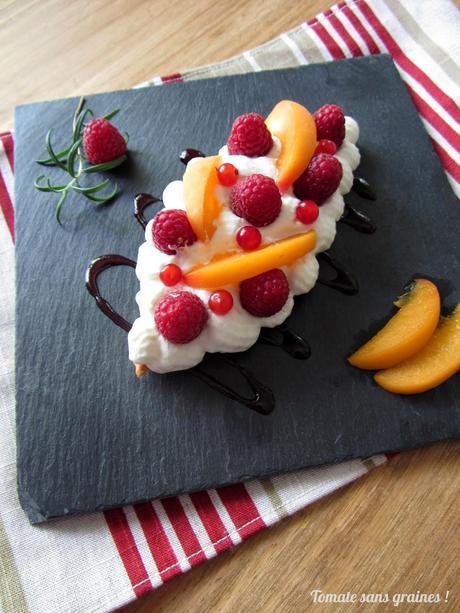 Barquettes feuilletées aux fruits et chantilly au romarin Barquettes feuilletées aux fruits et chantilly au romarin