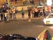 supporter algérien prie milieu route