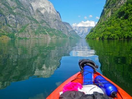 Naviguer sur le  Nærøyfjord, classé au patrimoine mondial de l’Unesco, Norvège