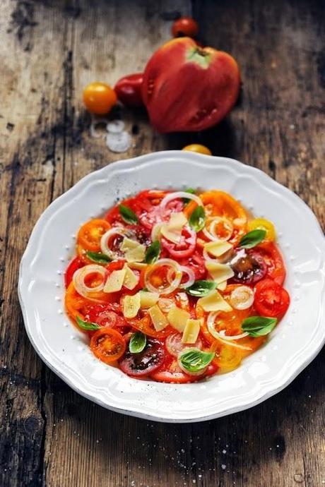 Et si vous nous lâchiez la grappe avec vos tomates de… Les bonnes tomates sont arrivées ! Et petite salade aux tomates et tomates et quelques autres petites choses forcément !