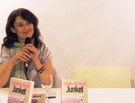 Juliette Michaud en signature au Publicis Drugstore (13 mai 2008)
