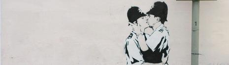 Banksy - Un tag représentant deux policier londoniens s'embrassant.