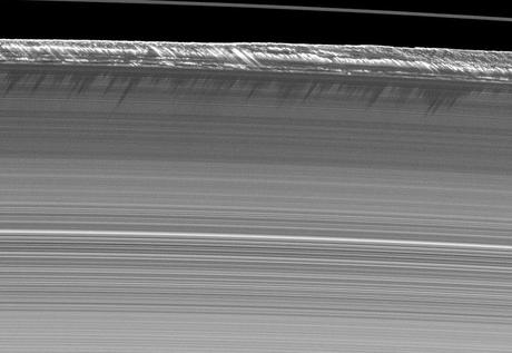 Reliefs étonnants (jusqu'à 2,5 km de haut) observé par Cassini en marge des anneaux de Saturne