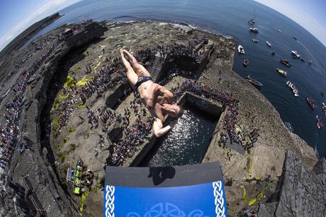 Des plongeurs professionnels sautent de 28 mètres de haut (Irlande)
