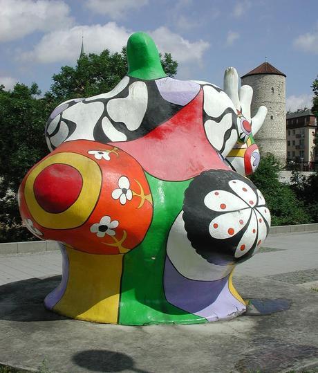 http://upload.wikimedia.org/wikipedia/commons/2/26/Saint_phalle_hannover1.JPG?uselang=fr