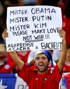 Comment se faire repérer par les caméras lorsqu’on est supporter ? chilean-fan-holds-up-ab4c-diaporama