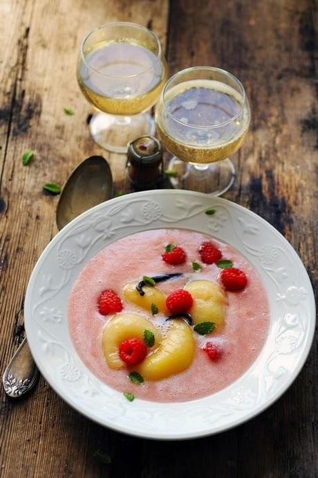 Soupe de fruits et champagne et si l'apéro de l'été devenait furieusement frais et fruité ? Soupe de pêches blanches et framboises au menu !