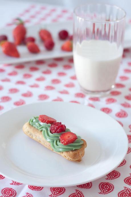 Eclair à la pistache et brunoise de fruits rouges