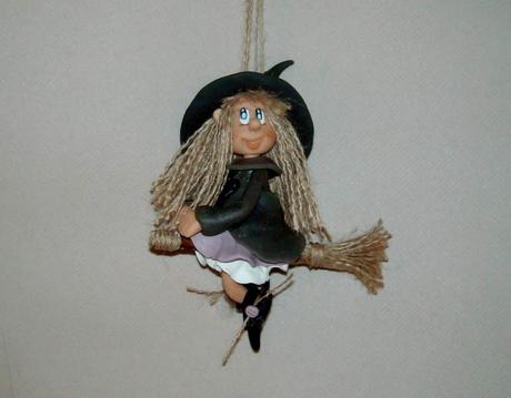 Mini sorcière à suspendre et accrocher au mur
