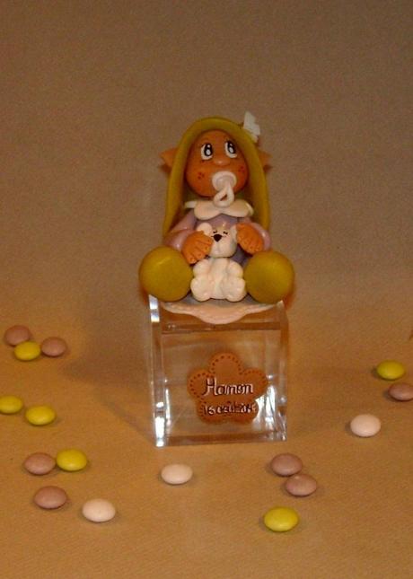 divers supports à dragées avec bébé elfe et son doudou