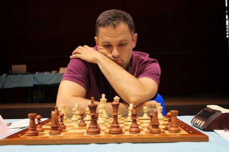 Le grand-maître d'échecs Christian Bauer en pleine concentration lors de la ronde 1 du Master de Montpellier 2014 - Photo © Chess & Strategy