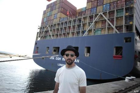 L’artiste JR réalise une oeuvre d’art géante sur un bateau porte-conteneurs