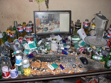 image humoristique d'un bureau avec ordinateur plein de clopes et de soda