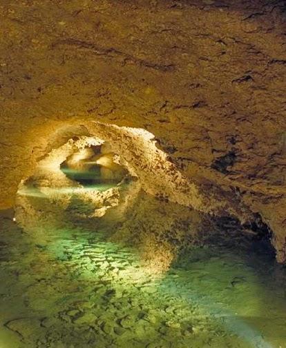 Un petit tour dans les Grottes de la Balme! Un petit tour dans les Grottes de la Balme!