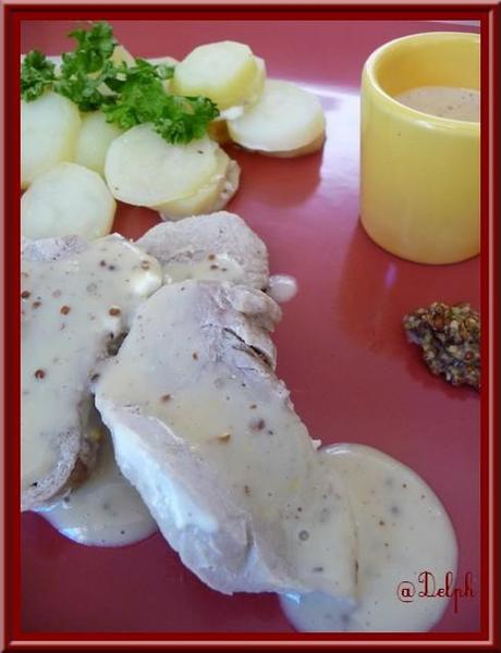 Filet mignon aux pommes de terre et sauce moutarde.