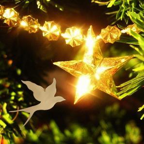 Leuchtender Stern am geschmückten Weihnachsbaum