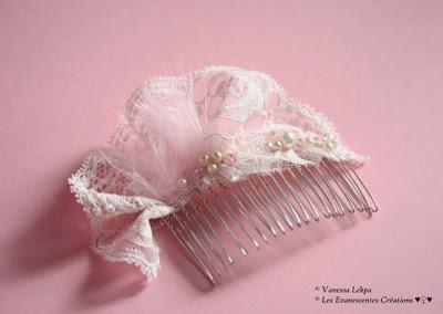 accessoires cheveux et de coiffure pour futures mariée , peigne argent en dentelle Francaise  de Calais de couleur rose et brodé de perles ivoire nacrées , de perles de cristal et de plumes