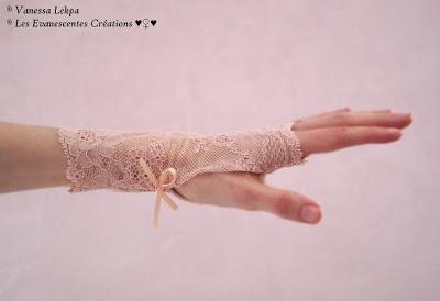 belle paire de mitaines de mariée en dentelle de Calais rose chair pour un mariage romantique , création fait main savoir faire Français artisanal , Créatrice Vanessa Lekpa