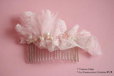 beau peigne de mariée romantique argent et dentelle de claais rose brodé de perles nacrées ivoire, de plumes rose véritable duvet délicat et de perles de cristal rose