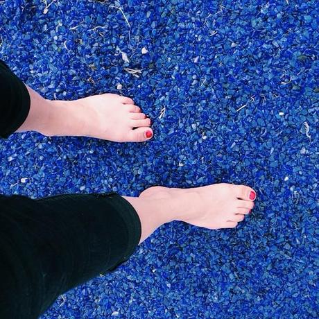 Marché sur du verre #fakir #piedsnu #feet #picoftheday #blue #bleu #klein #aie