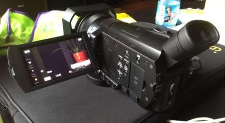 Sony HDR CX900E camescope  Ecran Viseur 1 550x301 photo