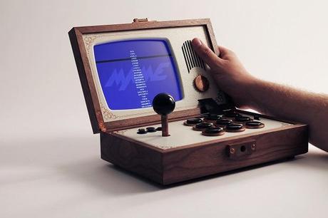 35 R Kaid R : Une console steampunk faite main