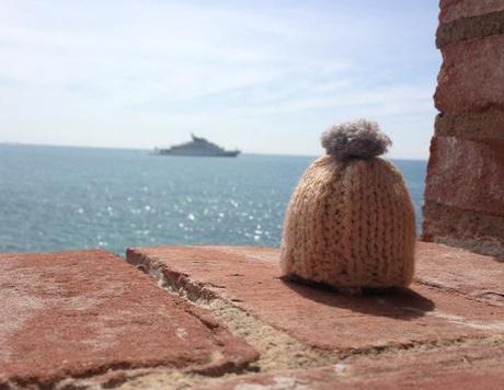 Globe-T-bonnet-voyageur-travelling-winter-hat-antibes-rempart