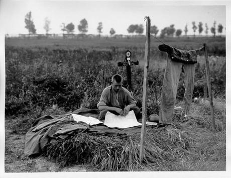 Un soldat belge assis près d'une tombe 1917