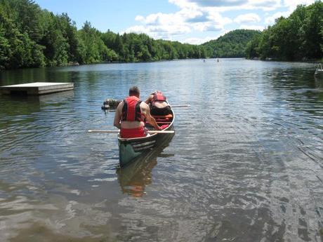 Juin 2014: Le club des beaux-frères solidaitres ayant réparé notre canot percé, une grande traversée du lac au chalet fut aussitôt organisée. Summertimme.... and tehe liing is easy...