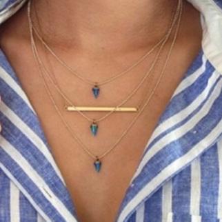 11-bijoux-ampiles Des cascades de colliers…