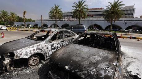 Voitures brûlées devant l'aéroport de Tripoli, hier