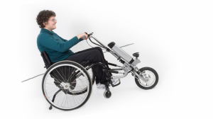 Un simple fauteuil roulant pour handicapé peut se transformer en moyent de transport motorisé grâce à une roue avant électrique qui ne pèse que 15 Kg