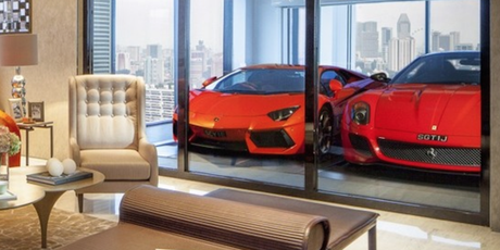PARKING : Les millionaires garent leur voiture dans leur salon !