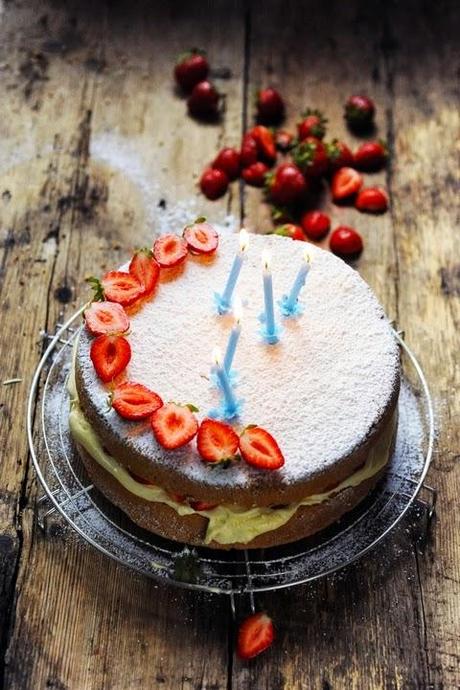 Gâteau d'anniversaire crème & fraise au cas où j'ai justement loupé un… anniversaire…