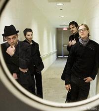 Blonde et Idiote Bassesse Inoubliable***************Turn on The Bright Lights d'Interpol