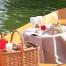  Le restaurant le Chalet des Iles propose un dîner chic et romantique en barque sur le lac du Bois de Boulogne à Paris cet été. 