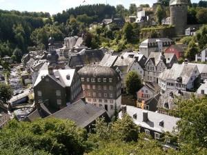  Vue imprenable sur la ville de Monschau. Cette photo a été prise dans les hauteurs de cette ville. Ce panorama  est entourée par les ruines  médiévales. 