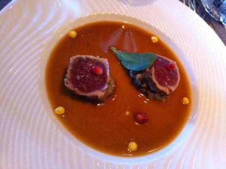 Thon mi-cuit aux épices, aubergines fumées, vinaigrette d'étrilles