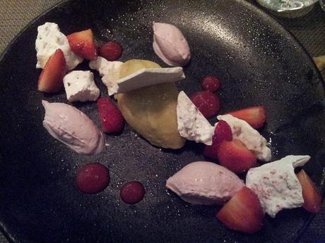 Vacherin fraise-rhubarbe, crème hibiscus.