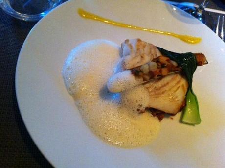 Barbue rotie, girolles, couteaux de mer et yuzu