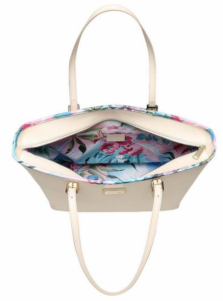 Sneakers : 90 euros  Sac : 190 euros  Echarpe : 30 euros Foulard : 20 euros