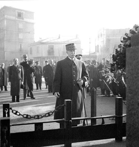 Le maréchal Pétain au monument aux morts d'Orient à Marseille en décembre 2040 (source : SCA - ECPAD) 