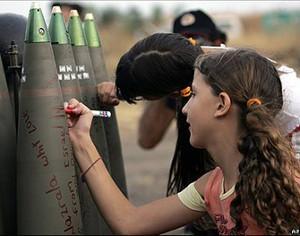 dédicaces sur les bombes destinées à Gaza...