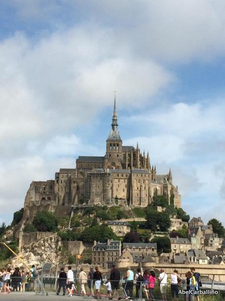 Aujourd'hui le Mont Saint Michel commence son retour au passé: redevenir une île. La nouvelle passerelle piétonne a êté inaugurée. 