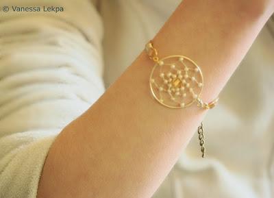 bracelet attrape rêves doré couleur or tissé de perles ivoire nacrées vanessa Lekpa , bracelet en cuir fauve naturel